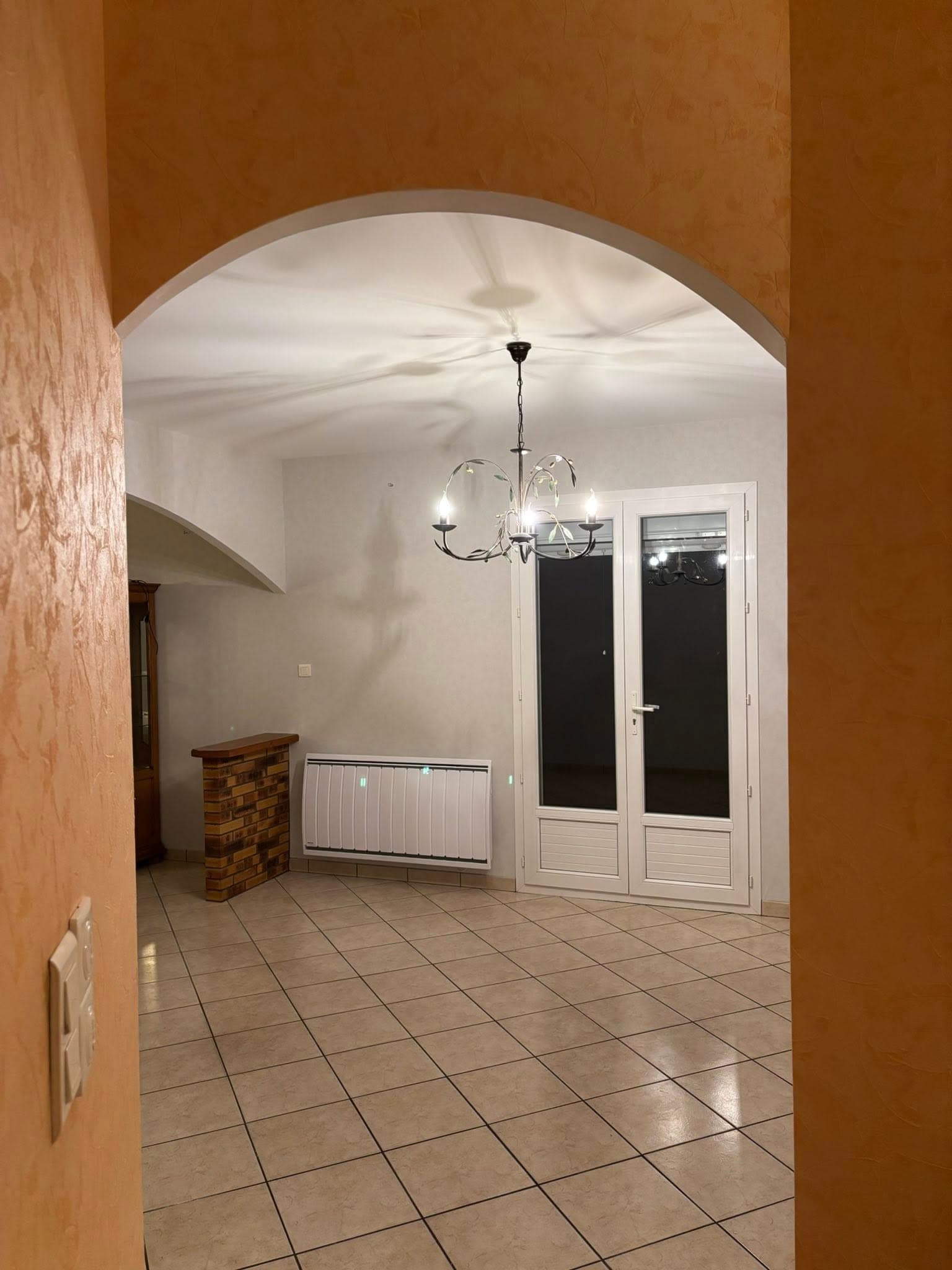 Vue du séjour après rénovation décorative