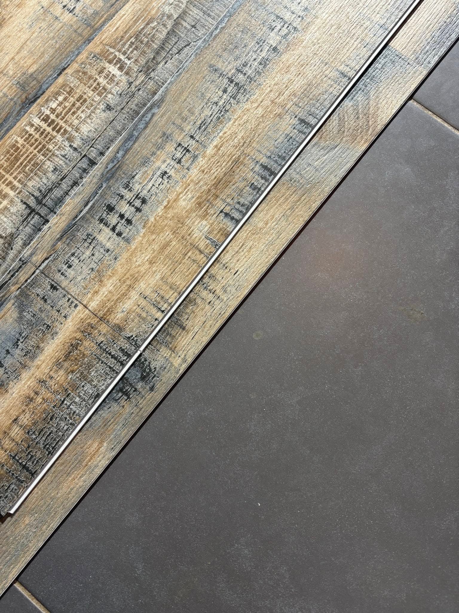 Détail des lames de sol PVC/LVT effet bois