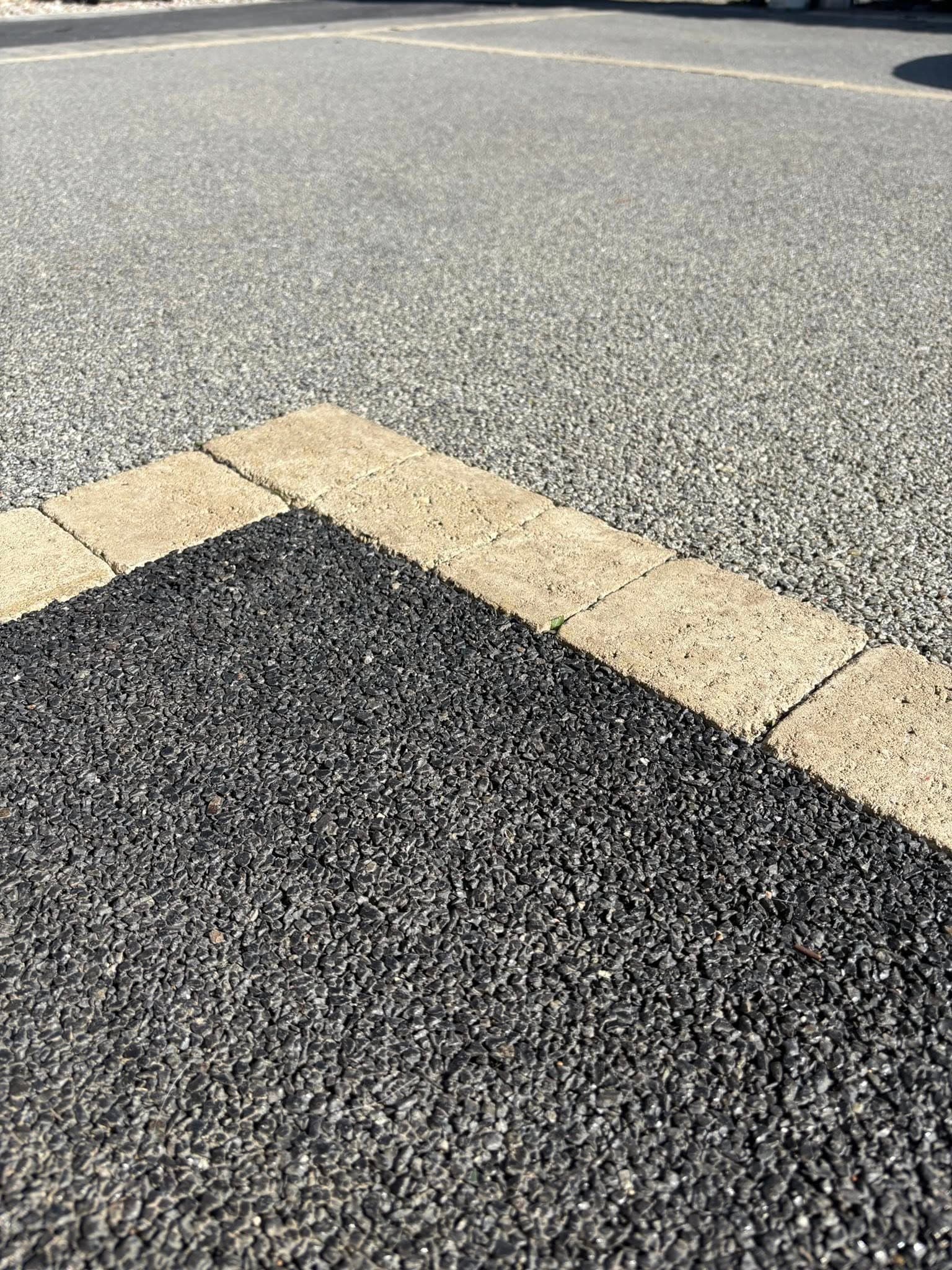 Gros plan sur les granulats noirs d’un tapis de pierre