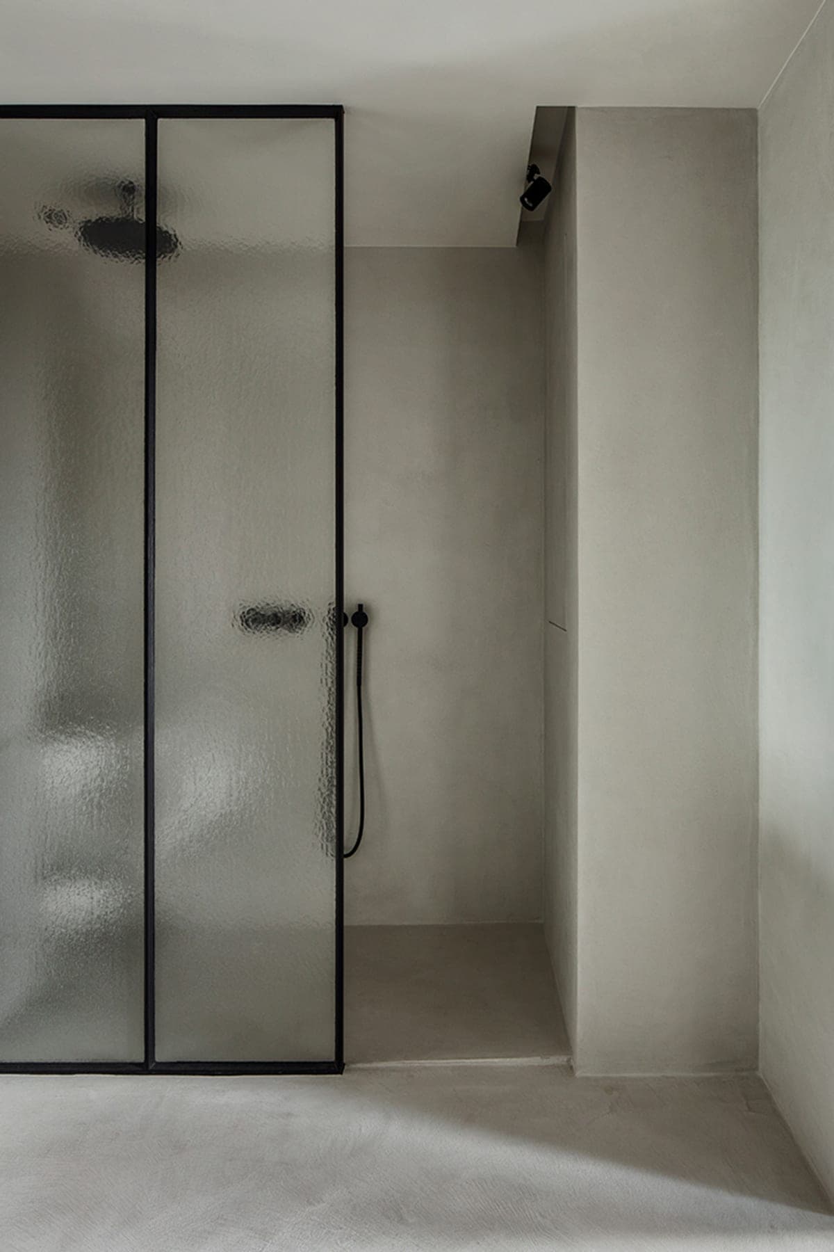 Douche à l’italienne réalisée en Microtopping® (© Ideal Work®)