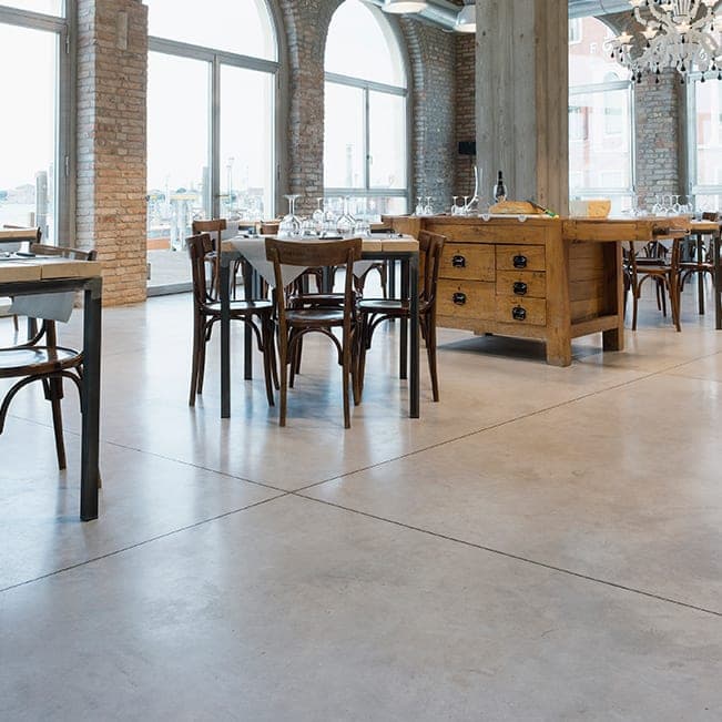 Restaurant avec sol Nuvolato Architop® gris nuagé (© Ideal Work®)