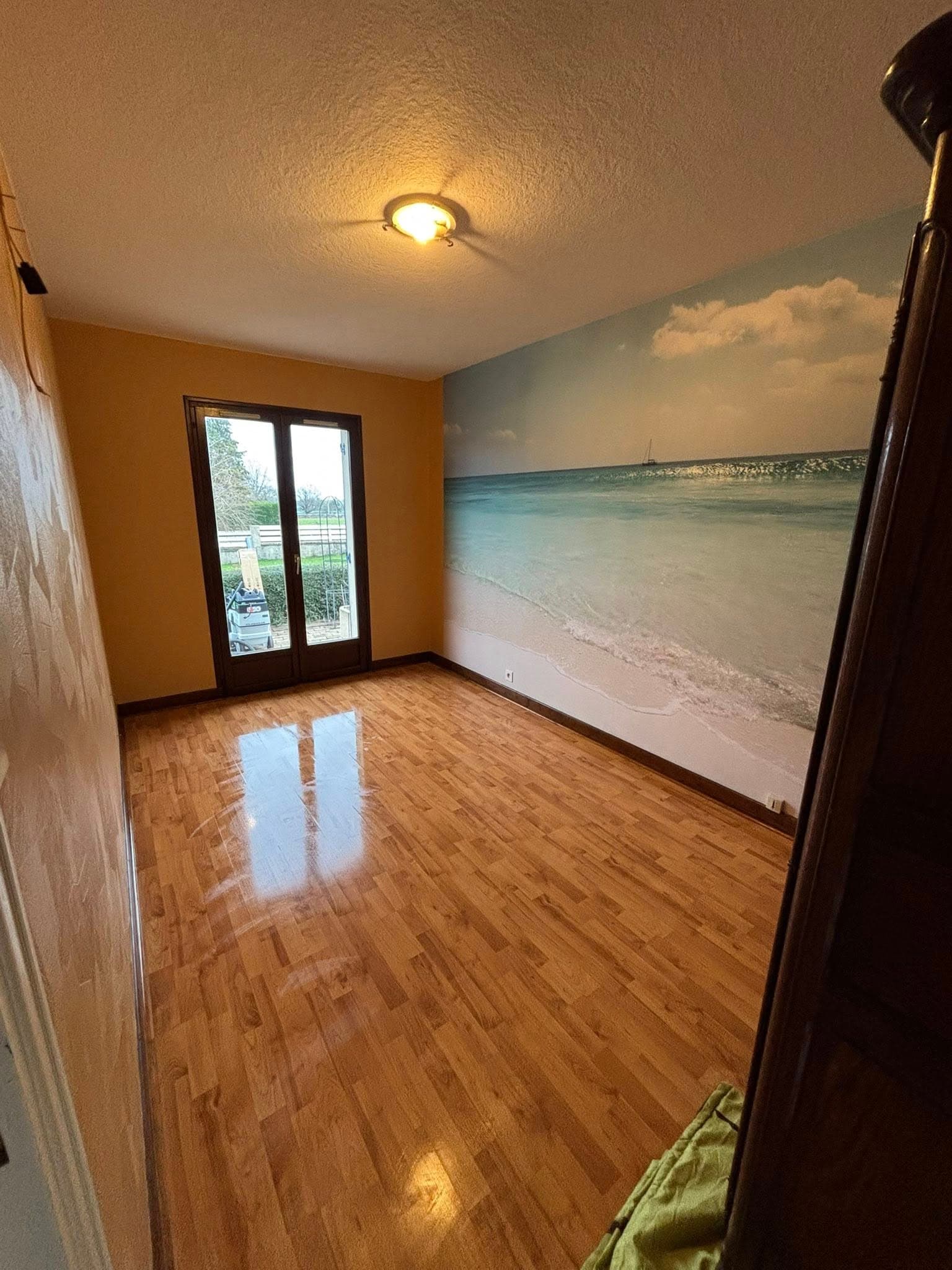 Chambre avec papier peint panoramique plage