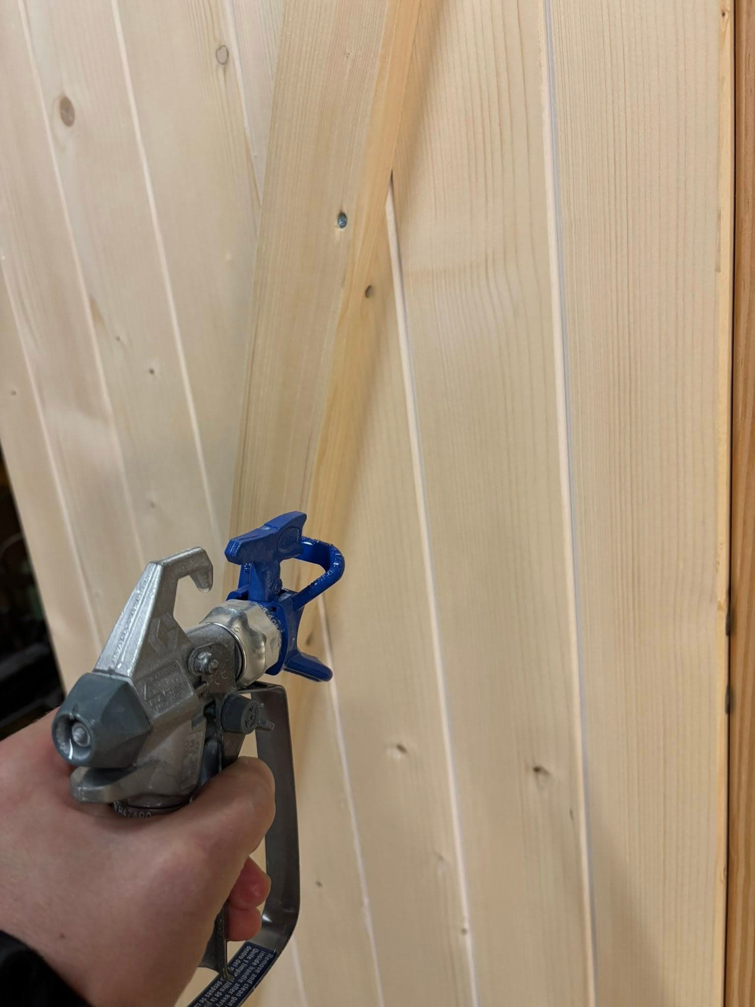 Avant-après de volets en bois repeints au pistolet