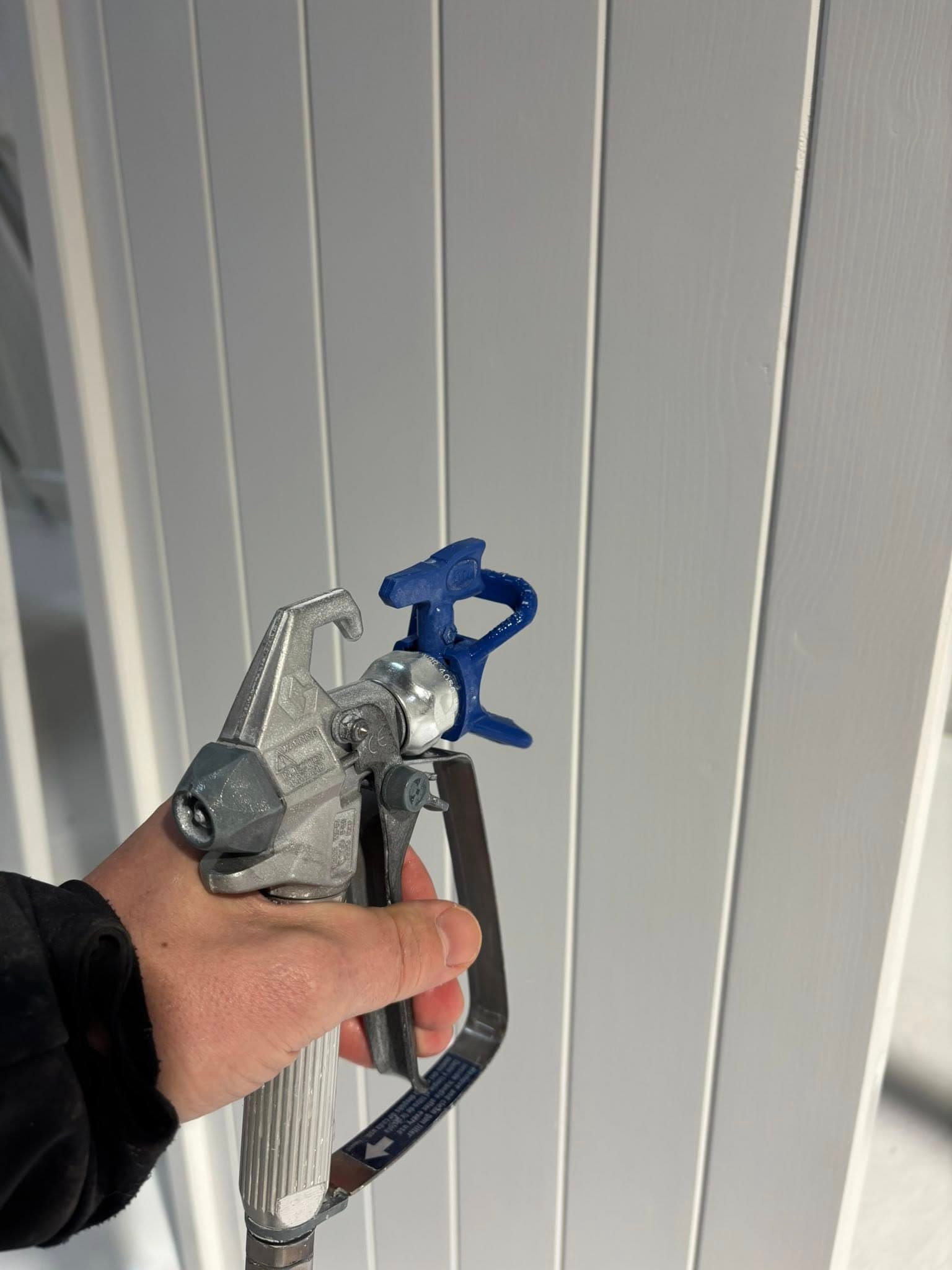 Volets en bois rénovés avec peinture au pistolet