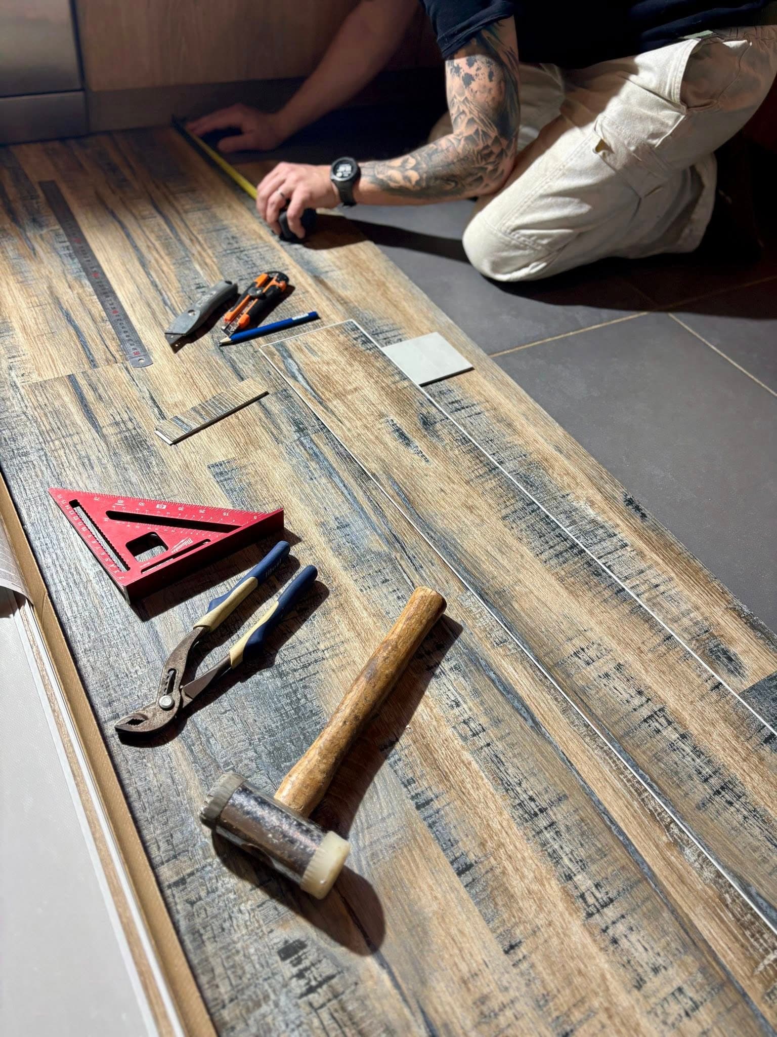 Pose de sol LVT effet bois dans un séjour-cuisine